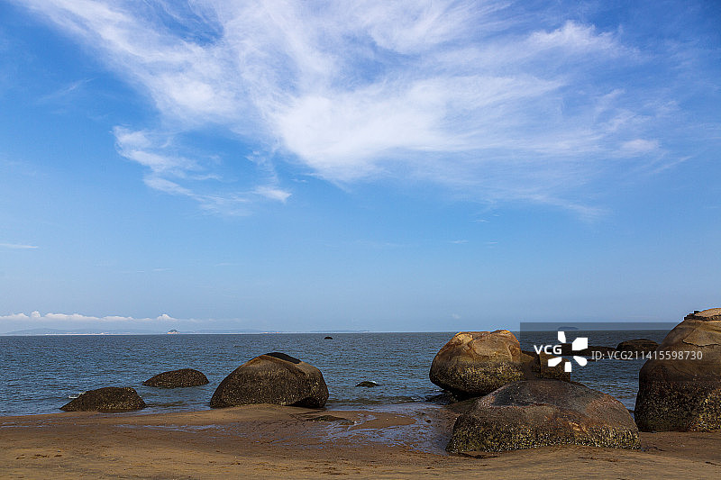 福建厦门，蓝天白云下海滩图片素材