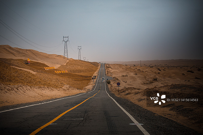 中国新疆巴音郭楞东线沙漠公路图片素材
