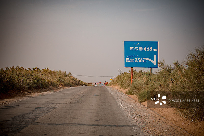 中国新疆巴音郭楞东线沙漠公路图片素材
