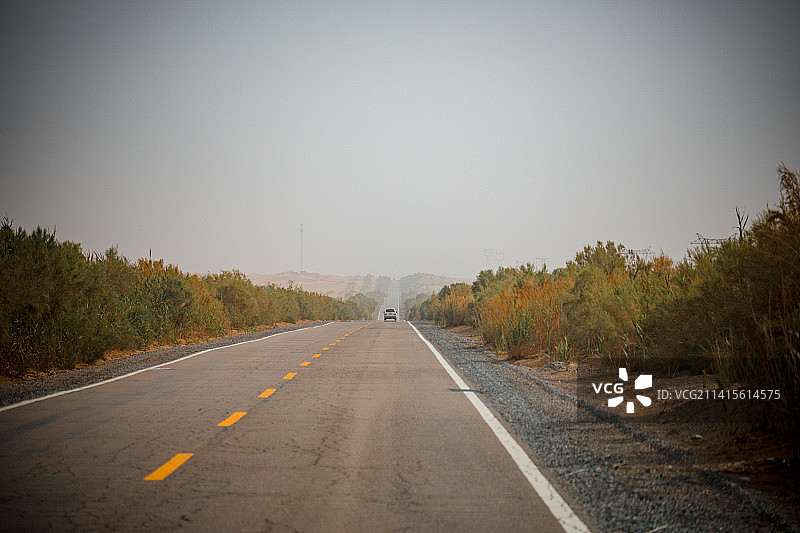 中国新疆巴音郭楞东线沙漠公路图片素材