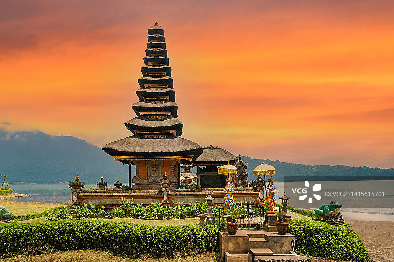 印尼巴厘岛百度库水神庙日落晚霞风光(Pura Ulun Danu Bratan)图片素材