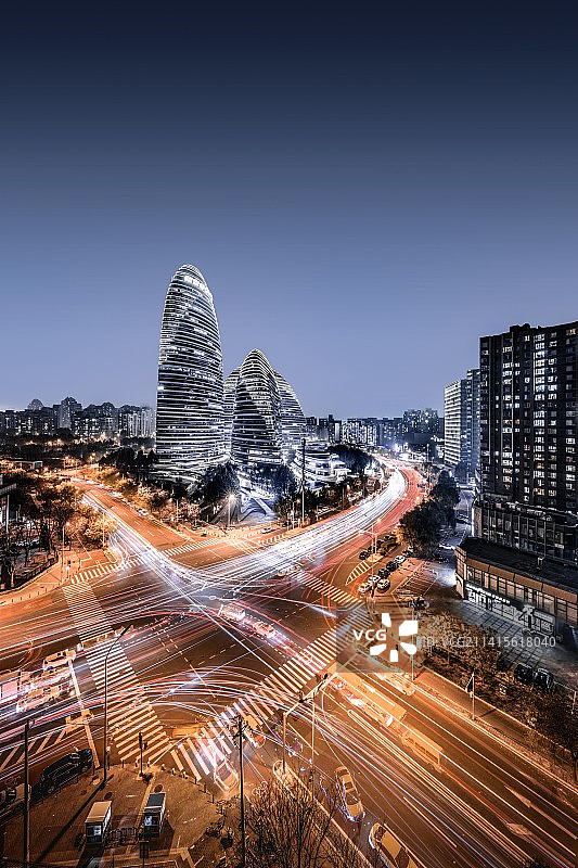 望京SOHO晚间车流穿梭图片素材