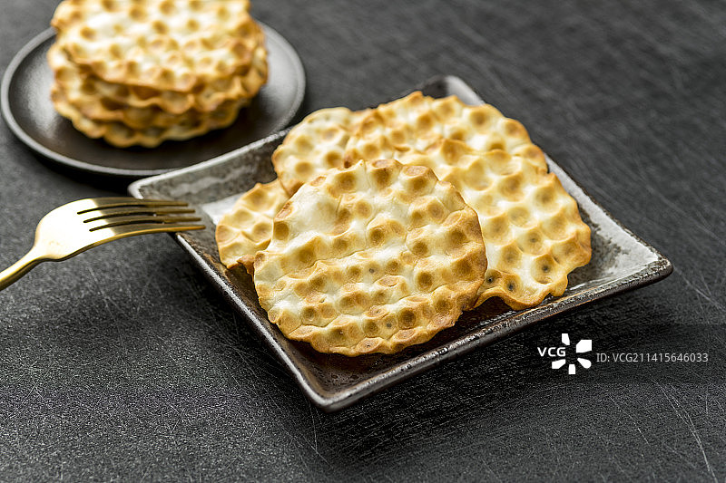 一盘石头饼石子饼酥饼饼干特写图片素材