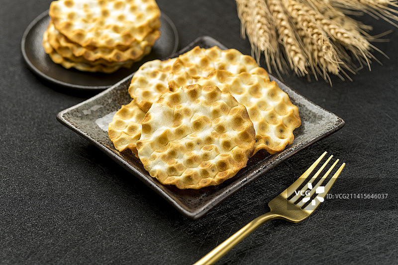一盘石头饼石子饼酥饼饼干特写图片素材