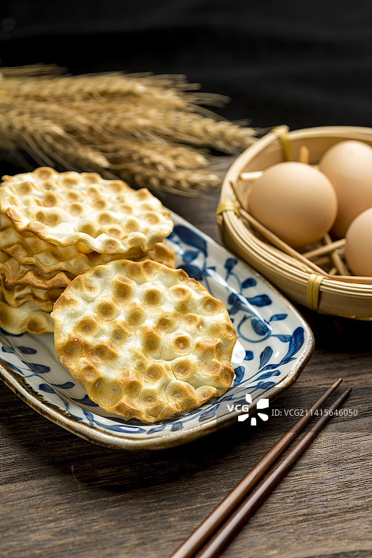 一盘石头饼石子饼酥饼饼干特写图片素材