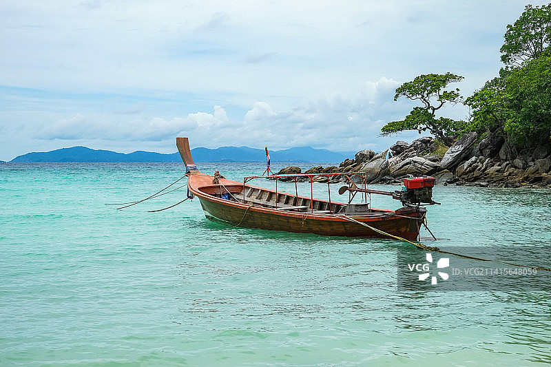 泰国普吉皇帝岛（RACHA）宛如绿松石般的大海和渔船图片素材