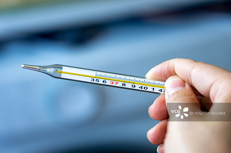 发热患者手持水银体温计，39℃高烧图片素材