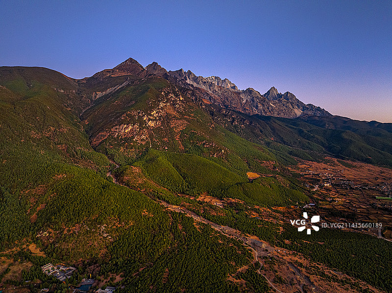 玉龙雪山晨曦光 日出朝霞 滇西南横断山脉 盆岭地貌日出景色 红色朝霞 旱季田园风光图片素材