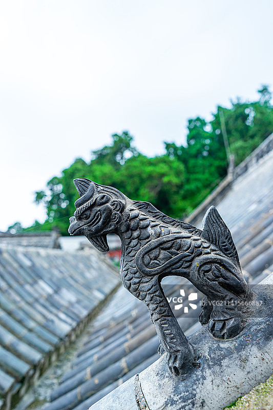 中国山东省泰安市泰山区泰山旅游景区著名景点，古代建筑拍摄主题屋檐上的一排神兽，户外白昼无人图像摄影图片素材