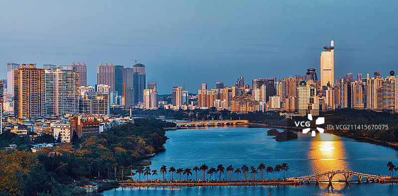 夕阳余晖下的广西南宁南湖公园风光图片素材