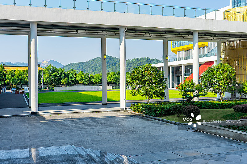 中国校园环境拍摄主题，浙江金华东阳浙江横店影视职业学院里的人行桥走廊，户外白昼无人图像摄影图片素材