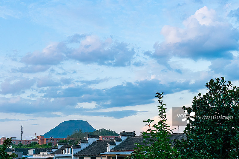 中国非都市风光拍摄主题，白色的云彩和蓝色的天空，山脉森林和树木房屋，户外白昼无人图像摄影图片素材