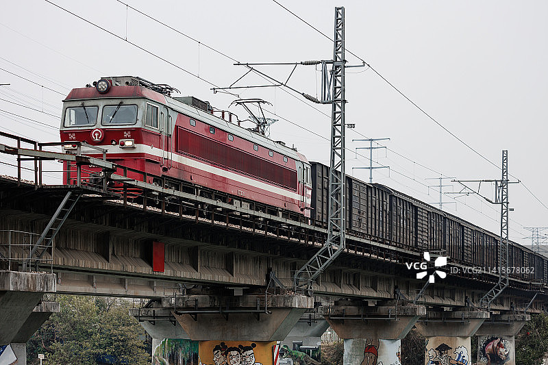 行驶中的货运列车图片素材