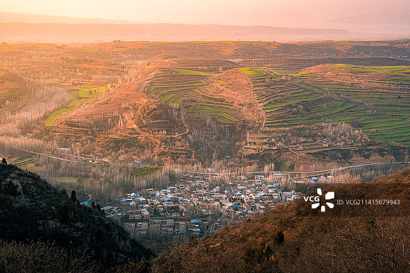 夕阳下洛阳市洛宁县丘陵地貌，梯田与小村庄图片素材