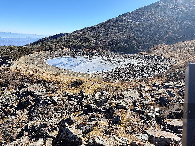 大理苍山 洗马潭景区 冬天结冰的状态图片素材