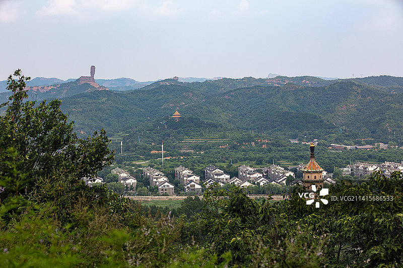 中国河北承德避暑山庄，棒槌山，城市风光图片素材