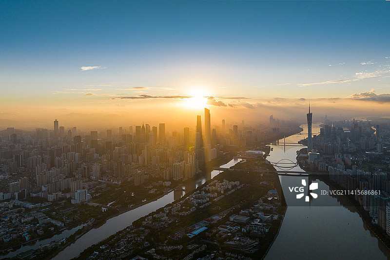 夏日早晨阳光下的广州珠江新城图片素材