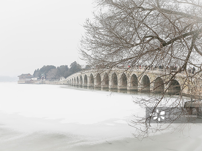 雪落十七孔桥图片素材