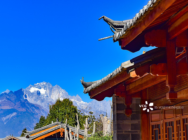 云南丽江大研古城纳西族民居与玉龙雪山图片素材