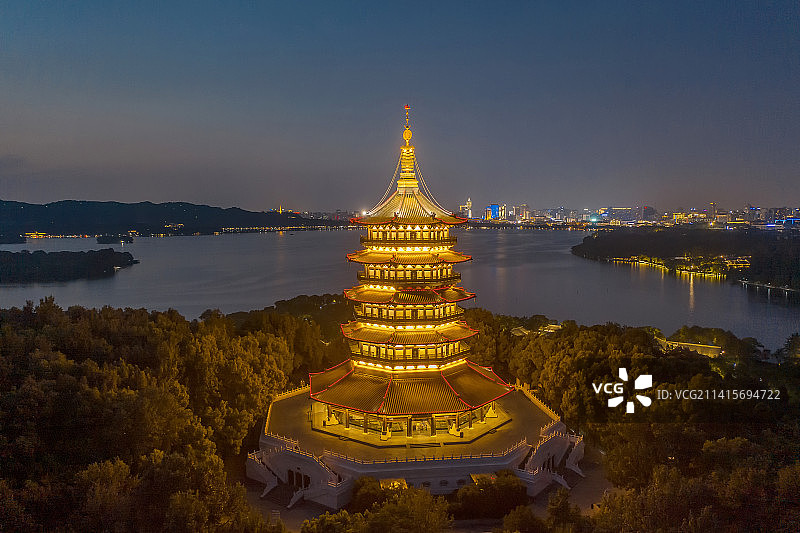 杭州西湖雷峰塔夜景图片素材