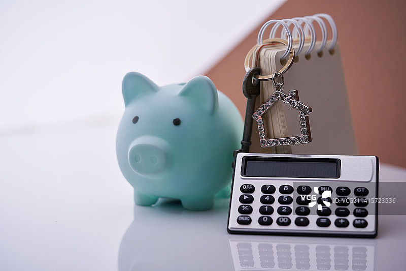 便签本房子形状钥匙圈计算器和小猪存钱罐，马来西亚图片素材