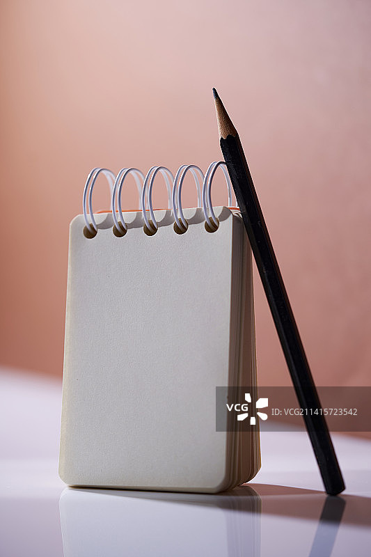 棕色背景上的空白笔记本和铅笔，马来西亚图片素材