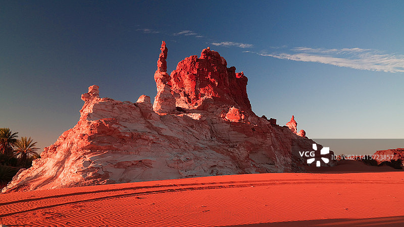 撒哈拉沙漠中恩内迪地区，乍得Yoa湖群附近的砂岩地貌图片素材