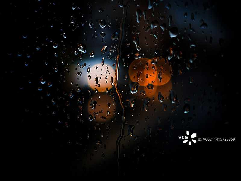 雨季期间潮湿玻璃窗的完整画面图片素材