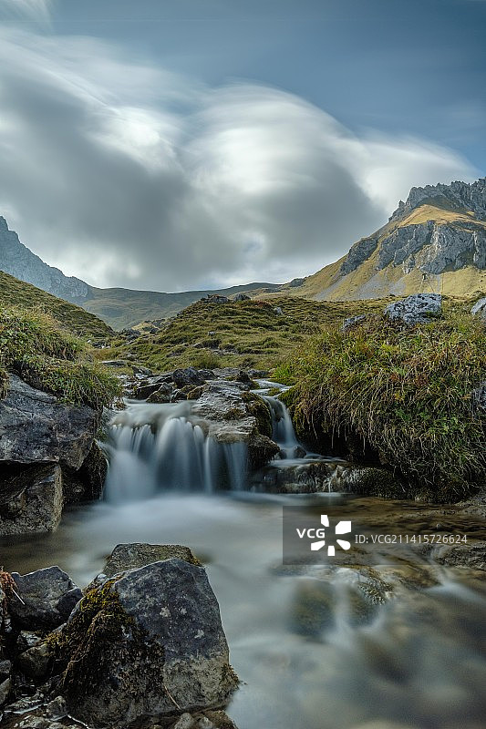 瀑布映衬天空的景色图片素材