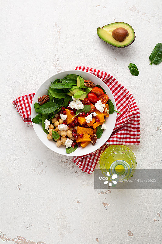 含牛油果的冬季南瓜沙拉健康食品俯视图，乌克兰图片素材
