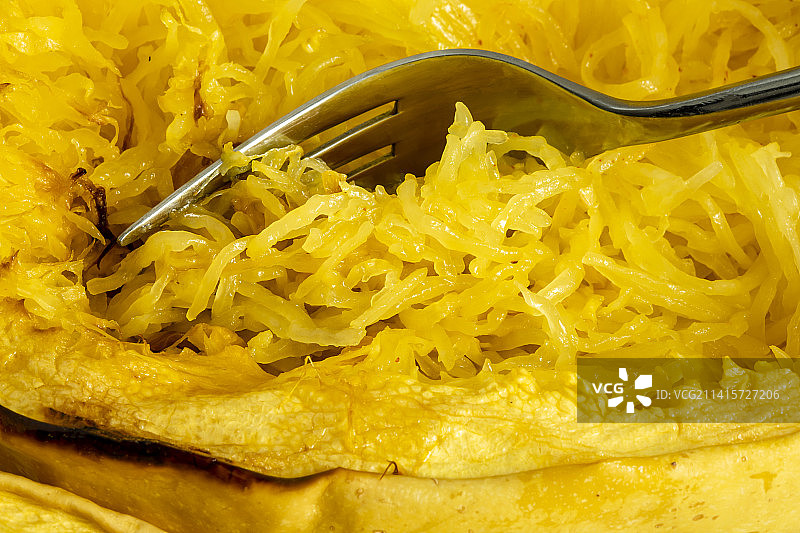 叉子上的意大利面瓜特写图片素材