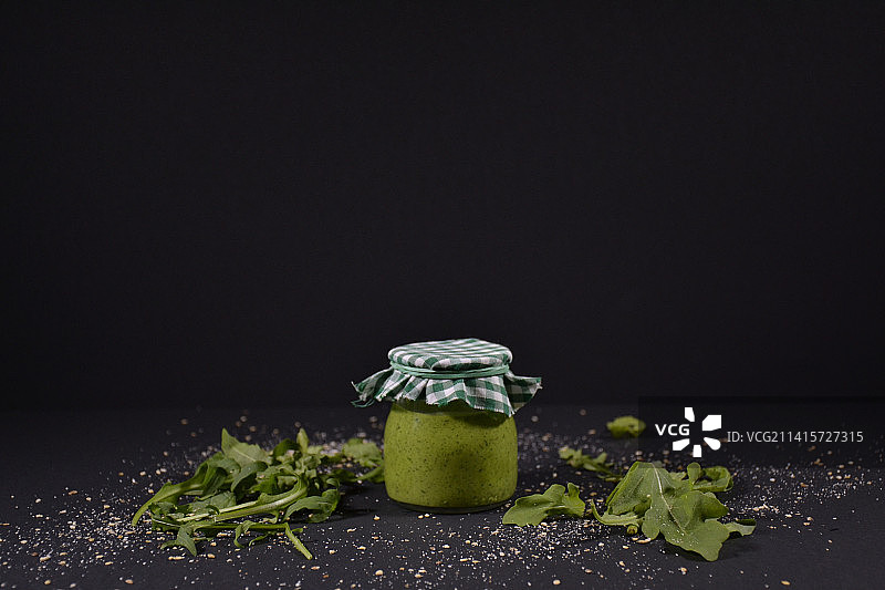 黑色背景下的餐桌美食特写，雅加达，印度尼西亚图片素材