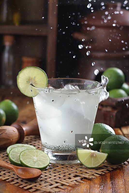 印度尼西亚勿加泗桌上玻璃杯饮品特写图片素材