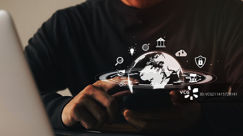 商务人士使用智能手机访问互联网图片素材