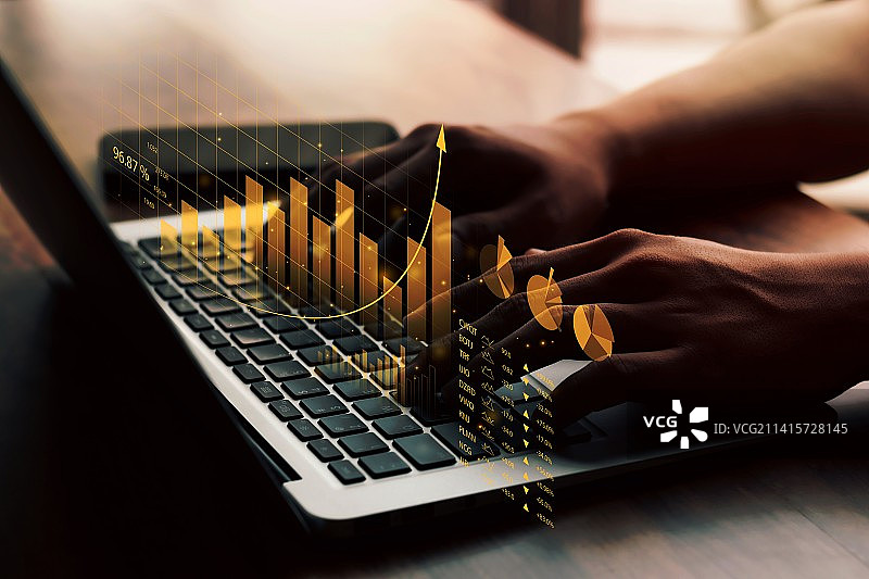 商务人士分析金融数据图表，进行外汇交易和投资图片素材