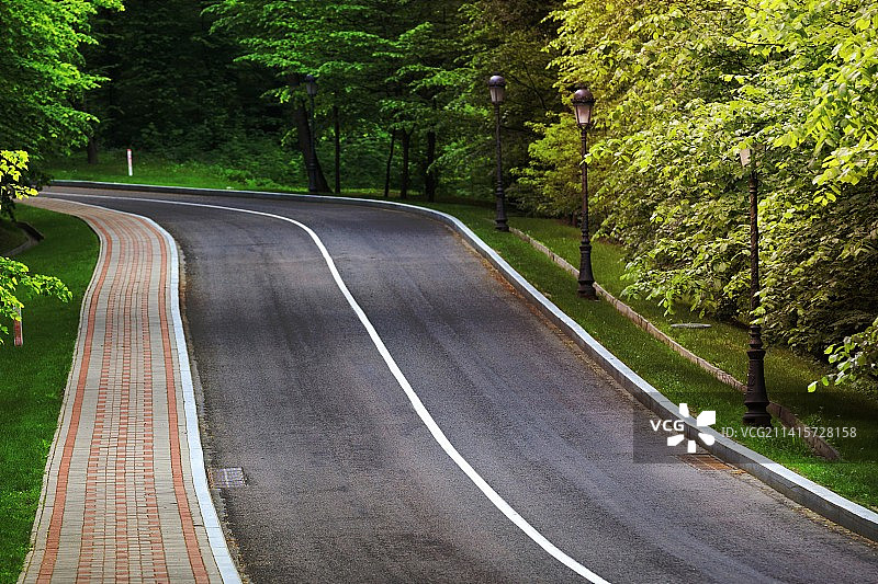 穿过公园的蜿蜒沥青路和人行道图片素材