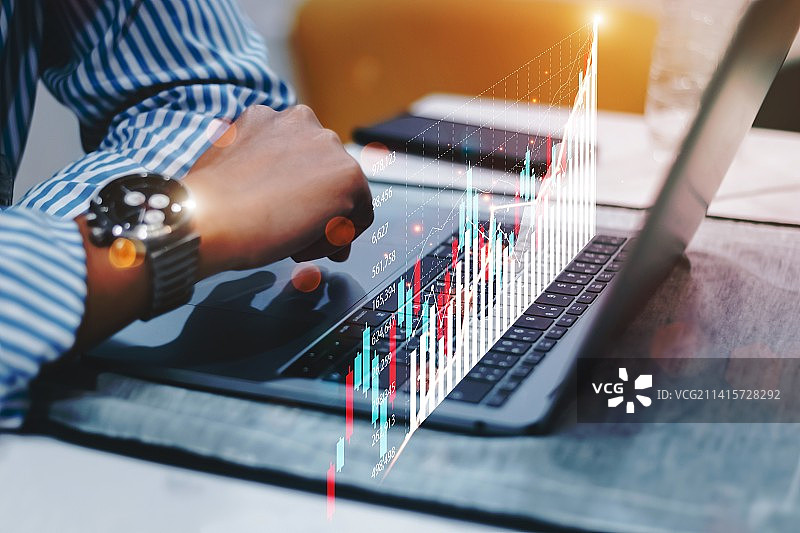商务人士分析金融数据图表，进行外汇交易和投资图片素材
