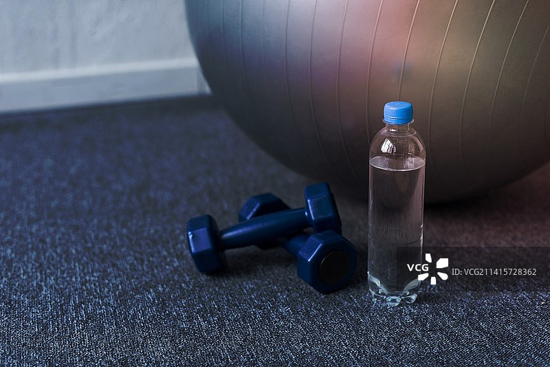 健身球、哑铃、水瓶特写图片素材