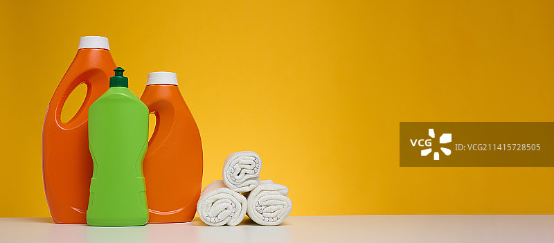 用于拖地的扭曲抹布和用于化学液体的塑料瓶，凝胶，洗涤剂，乌克兰图片素材