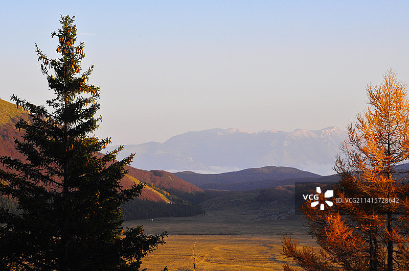 意大利阿布鲁佐群山间美丽的日落图片素材