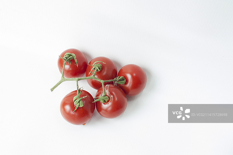 白色背景下的红色樱桃番茄图片素材