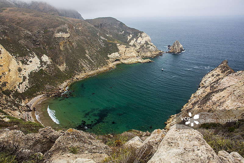 美国海峡群岛国家公园海岸岩石高角度景观图片素材