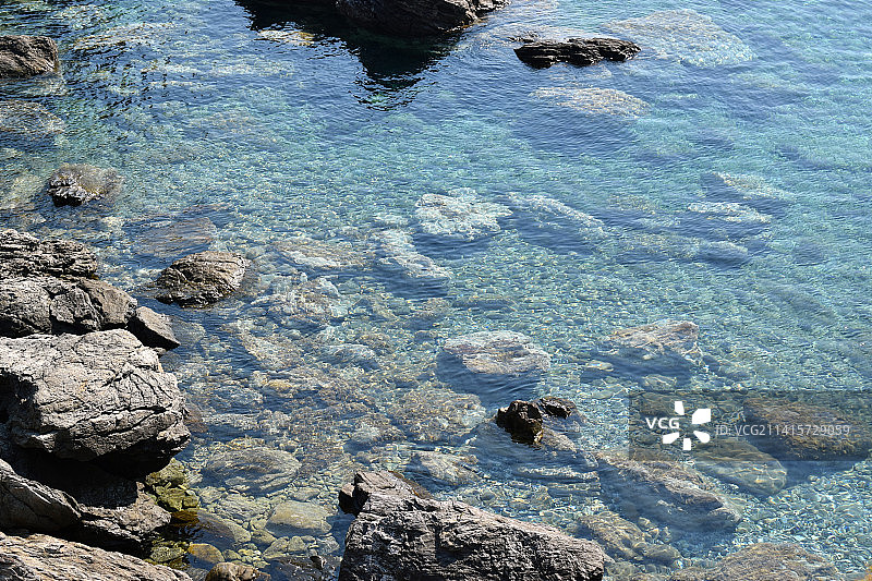 希腊斯科派洛斯海中岩石高角度景观图片素材