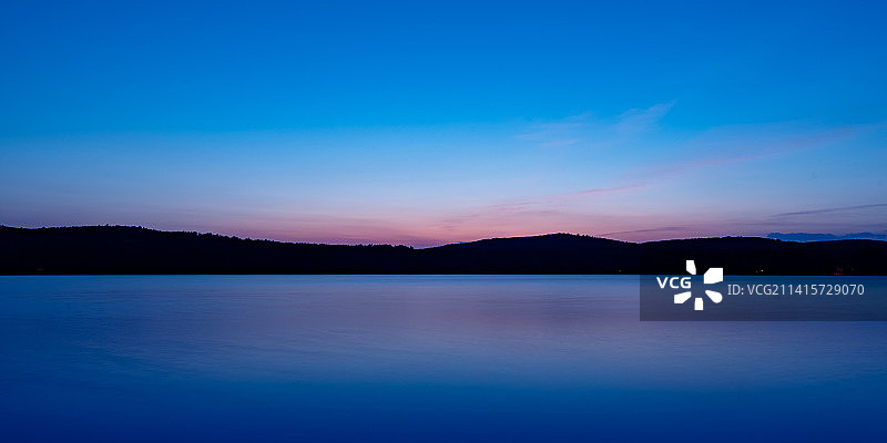 缅因州奥古斯塔的湖泊风光图片素材