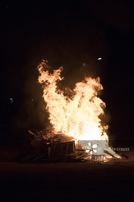 夜晚篝火的特写，西班牙塔拉戈纳Perafort图片素材