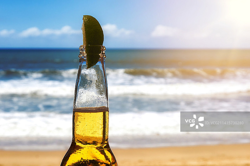 柠檬啤酒与海滩背景，留白区域图片素材