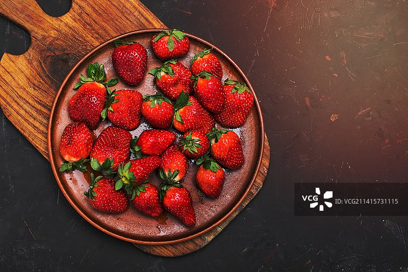 俯视拍摄：碗中草莓图片素材