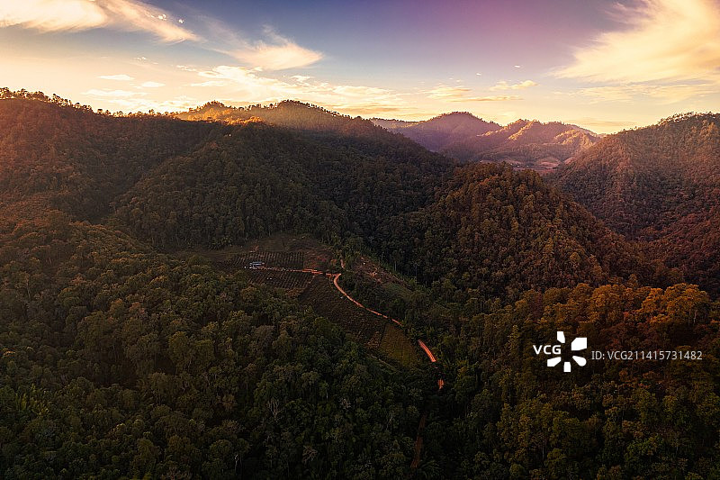 热带山脉日落美景鸟瞰图片素材