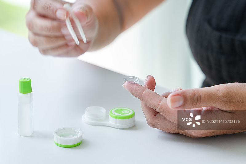 如何佩戴隐形眼镜分步图解（第二步：将镜片放在食指上）图片素材