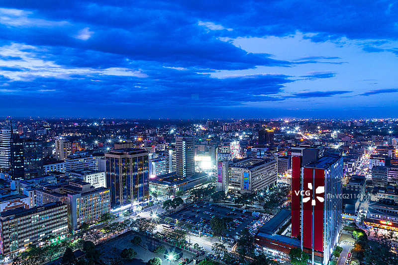 肯尼亚内罗毕夜间灯火通明的城市建筑鸟瞰图图片素材